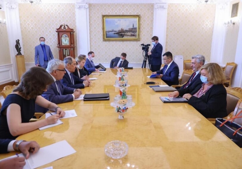 Глава МИД РФ и верховный комиссар обсудили возвращение беженцев в Карабах