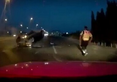 В Баку сотрудник дорожной полиции вызволил водителя из горящей машины (Видео)