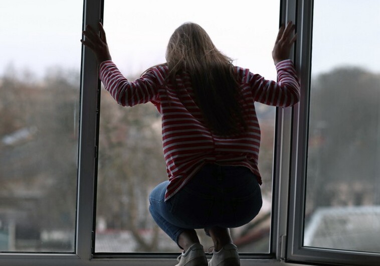В Баку 17-летняя девушка погибла, выпав с 6-го этажа (Видео)