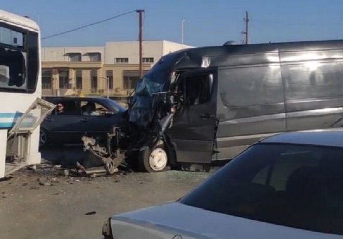В Баку грузовой автомобиль врезался в пассажирский автобус (Видео)