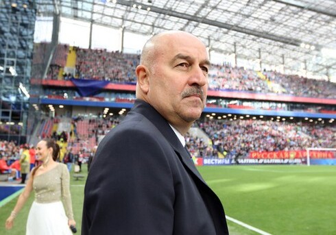 Главный тренер сборной России подал в отставку после неудачи на Евро