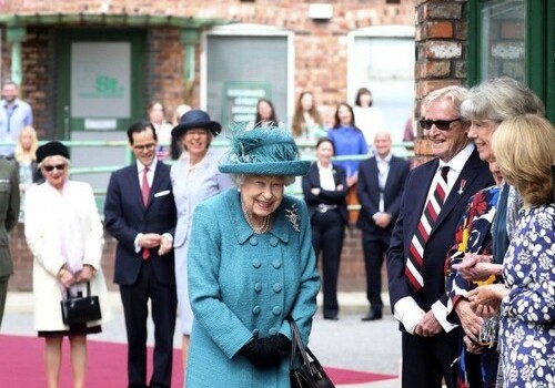 Елизавета II посетила съемочную площадку самого продолжительного британского сериала (Фото)