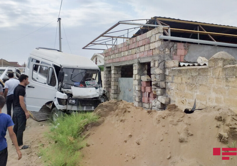 В Ширване столкнулись микроавтобус и легковой автомобиль, пострадали 9 человек (Фото)