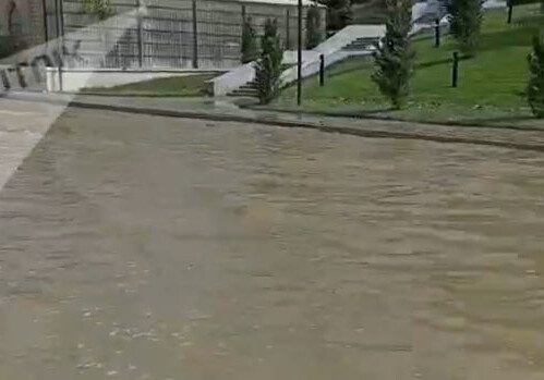В Баку затопило водой Украинский круг (Видео)