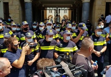 СМИ и оппозиция сорвали заседание парламента Грузии (Видео)