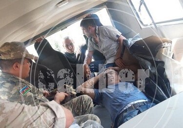 Азербайджанские военные оказали помощь подорвавшемуся на мине армянину (Фото)