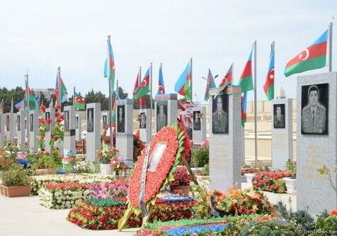 В Баку чтут память генерал-майора Полада Гашимова и полковника Ильгара Мирзоева (Фото)