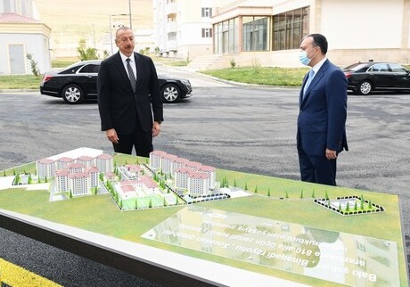 Президент Ильхам Алиев принял участие в церемонии предоставления квартир и автомобилей семьям шехидов и инвалидам войны в поселке Ходжасан (Фото-Видео-Обновлено)