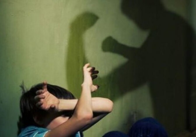 В Азербайджане над пятилетним ребенком жестоко издевались мать и ее сожитель (Фото)