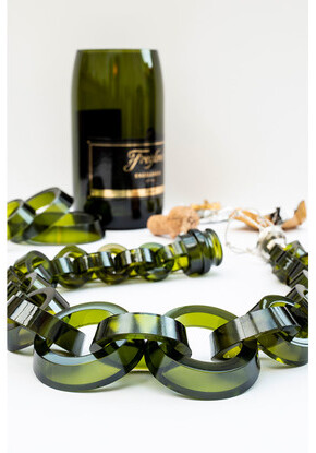 Крупным планом: ожерелье из бутылки шампанского стоимостью € 3 400