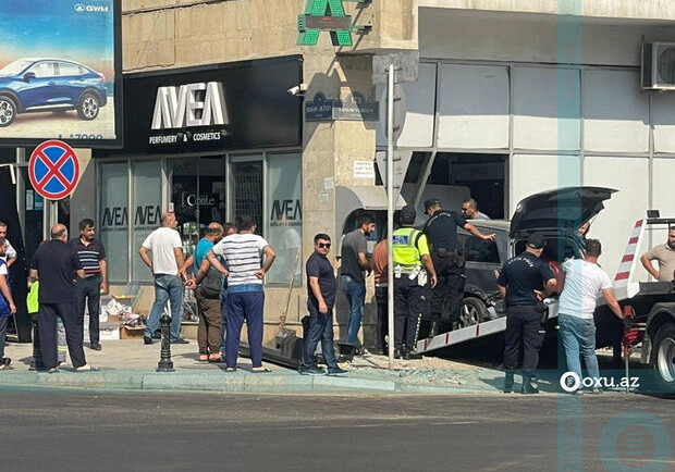 Авария в Баку: автомобиль въехал в объект (Фото)