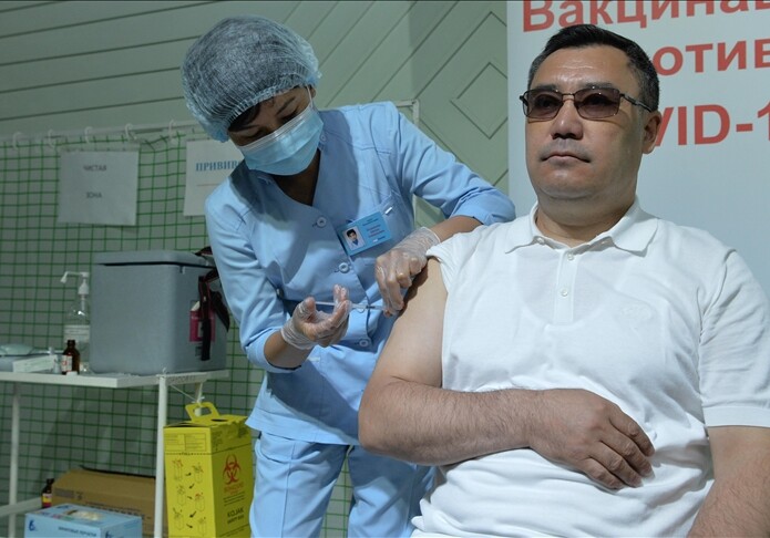 Президент Кыргызстана вакцинировался от коронавируса