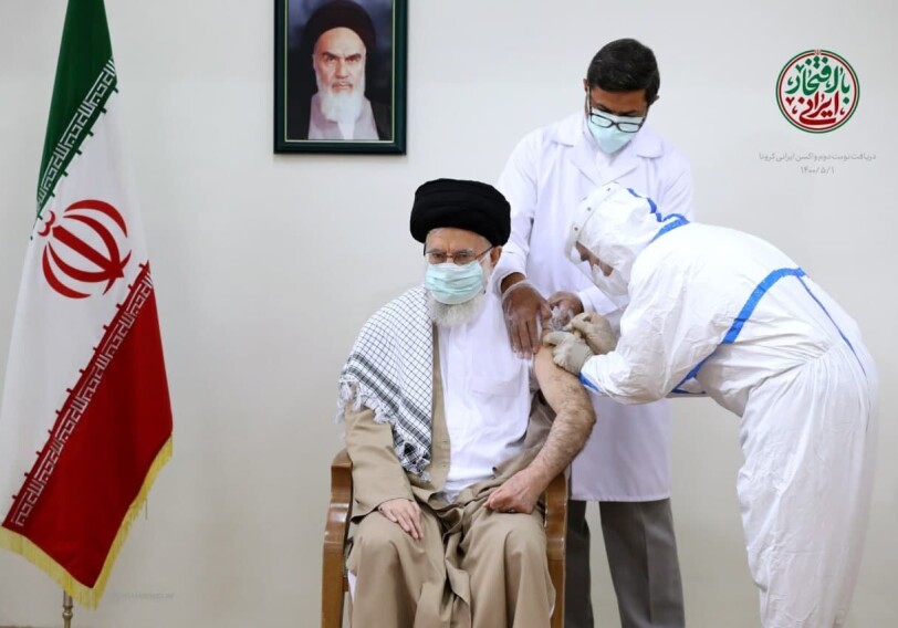 Верховный лидер Ирана принял вторую дозу иранской вакцины от COVID-19