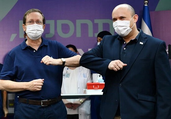 Президент Израиля получил третью дозу вакцины от COVID-19