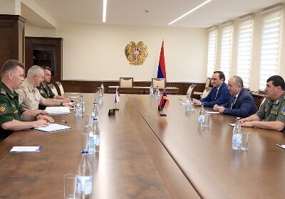 Министр обороны Армении встретился с Рустамом Мурадовым