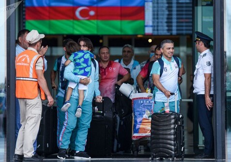 С музыкой и флагами: в Баку встретили Рафаэля Агаева (Фото)