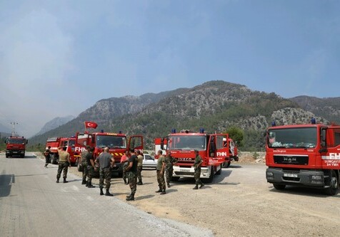 Азербайджанские пожарные продолжают операции по тушению лесных пожаров в Турции