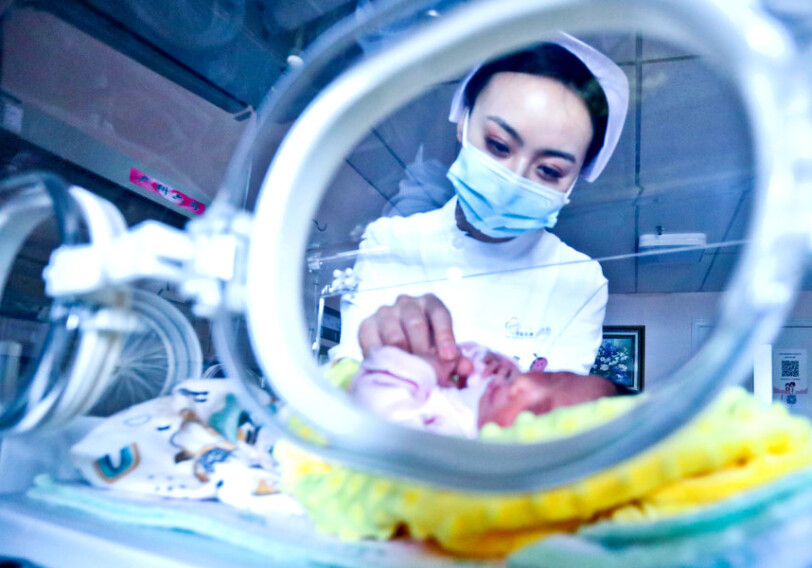В Сингапуре после года в больнице выписали одного из самых маленьких недоношенных детей в мире - Ребенок родился с весом 212 граммов