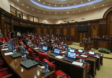 Армянские депутаты устроили потасовку в парламенте