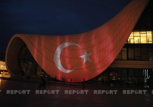 Центр Гейдара Алиева окрасился в цвет флага Турции (Фото)