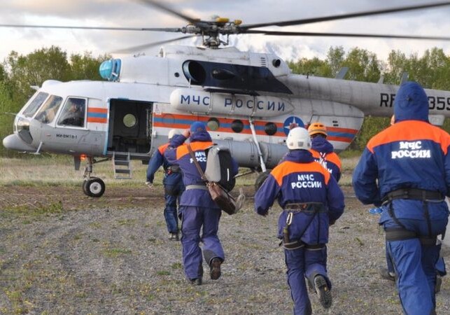 На Камчатке разбился вертолет с туристами: Выжили 8 из 16 человек - Пассажиры потеряли время, пытаясь открыть дверь изнутри