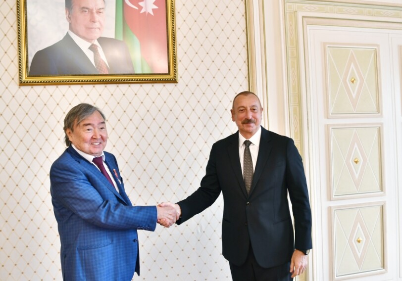 Президент Ильхам Алиев принял казахского поэта и общественного деятеля Олжаса Сулейменова (Фото)