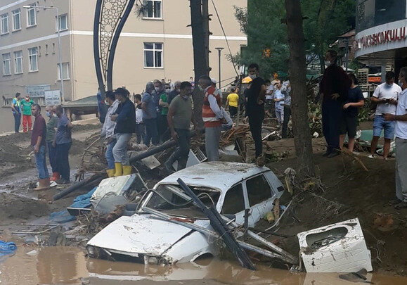 Число погибших при наводнении в Турции увеличилось до 38