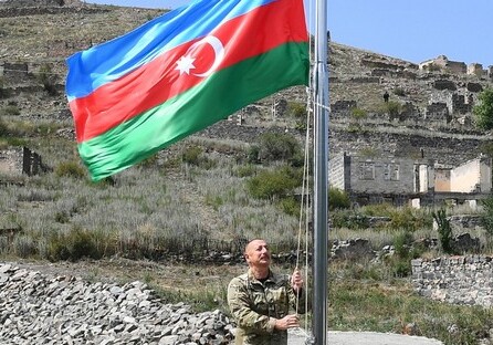 Президент Азербайджана поднял государственный флаг в Кяльбаджаре (Видео)