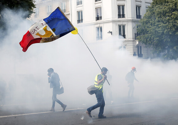 Беспорядки во Франции: полиция использовала газ