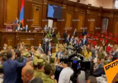 Скандал в парламенте Армении: в ход пошли бутылки (Видео)