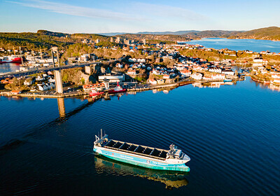 Представлено первое электрическое грузовое судно на автопилоте