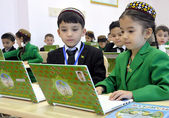 Власти Туркменистана на месяц отложили старт учебного года 