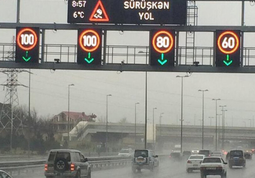 В связи с погодными условиями снижен предел скорости на основных дорогах Баку