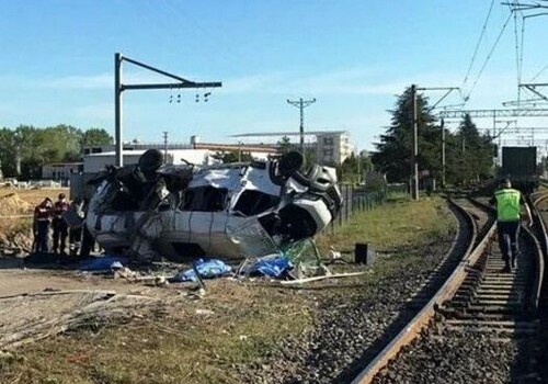 В Турции столкнулись поезд и микроавтобус, погибли 6 человек (Видео)