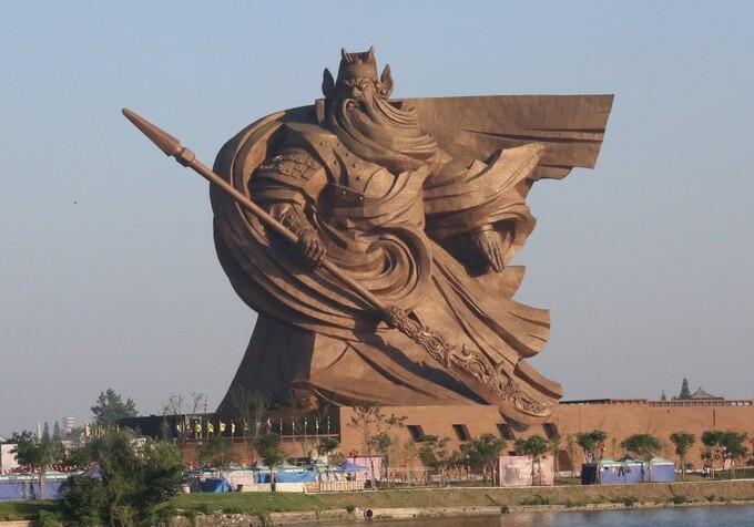 В Китае потратят $24 млн, чтобы снести гигантскую статую - Она не понравилась никому