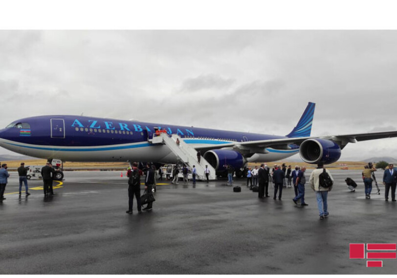 Пассажирский самолет «Карабах» вернулся из Физулинского международного аэропорта в Баку