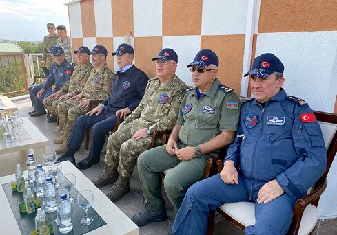 Военное руководство Азербайджана и Турции понаблюдало за ходом учений «Сокол ТурАз – 2021» (Фото)