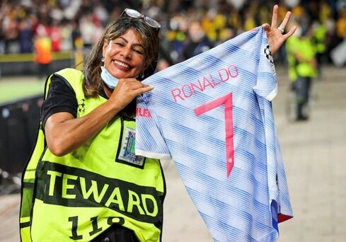 Роналду подарил свою футболку девушке-стюарду, которую он сбил с ног ударом мяча (Фото)