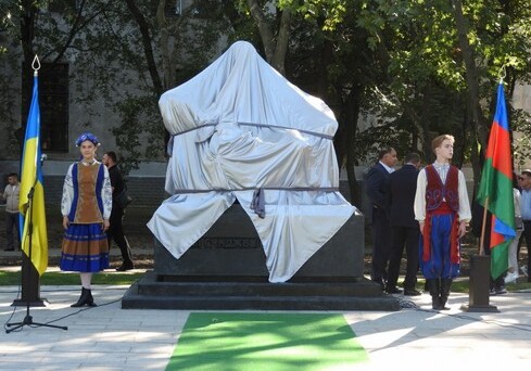 В Харькове состоялось открытие памятника Низами Гянджеви (Фото)