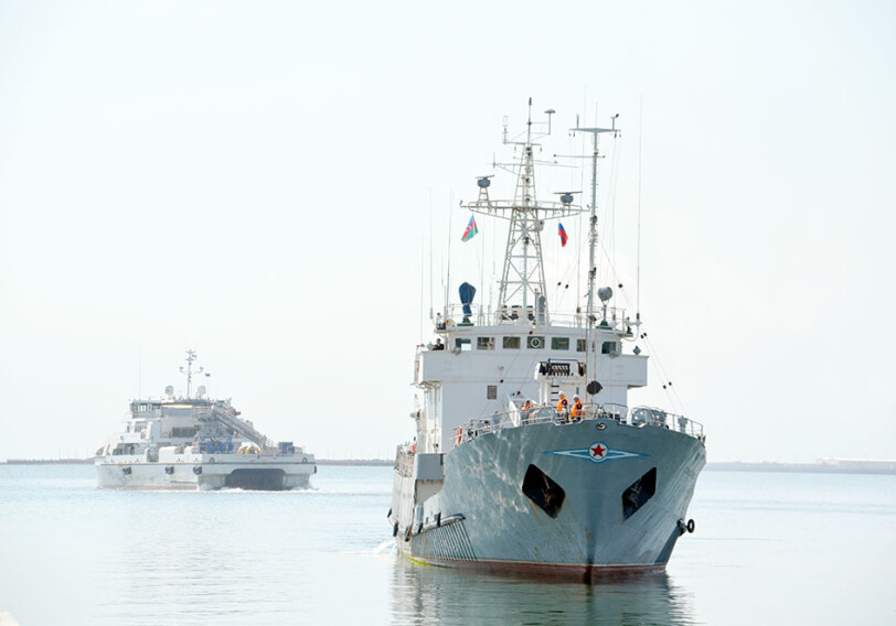 Два военных корабля Каспийской флотилии ВМФ России прибыли в Баку