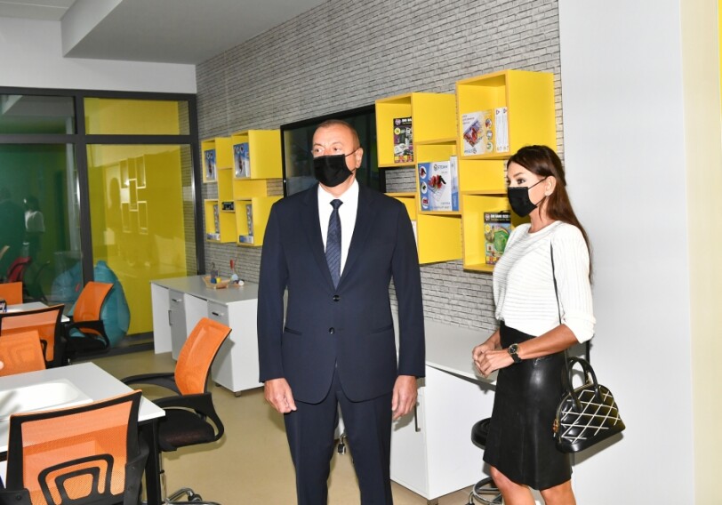 Президент Ильхам Алиев и первая леди Мехрибан Алиева приняли участие в открытии нового здания Бакинского Европейского лицея (Фото-Видео) 