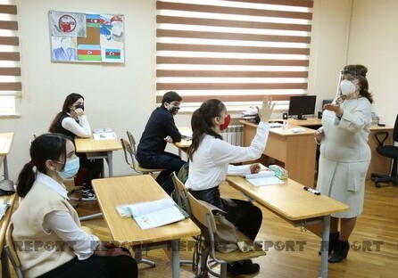 В Азербайджане явка учащихся в школах стала обязательной