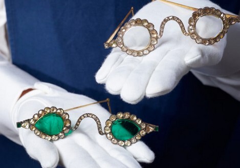 На аукцион Sotheby`s выставят очки Великих Моголов с линзами из изумрудов и алмазов