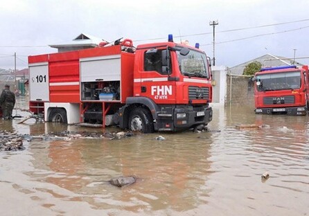 В Баку из-за сильного дождя затопило ряд домов (Видео-Обновлено)