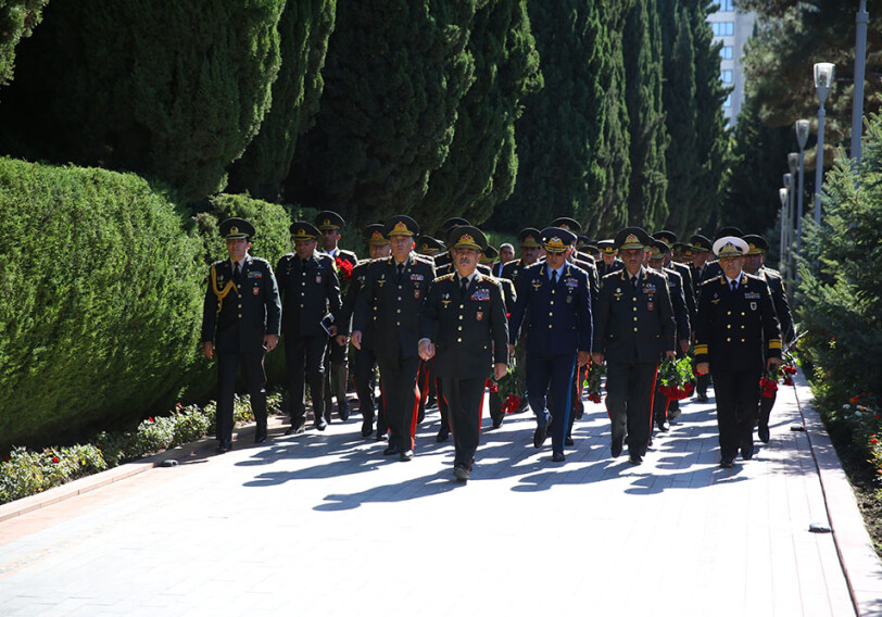 Руководство Минобороны Азербайджана посетило Аллею почетного захоронения и Вторую Аллею шехидов (Фото)