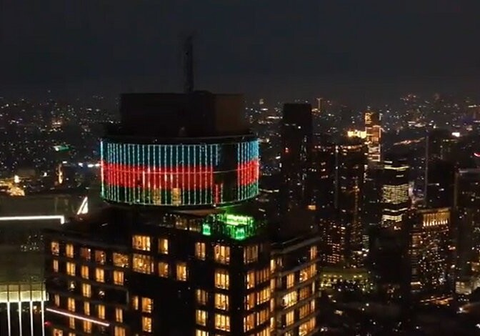 Самое высокое здание в Джакарте окрасилось в цвета флага Азербайджана (Видео) 