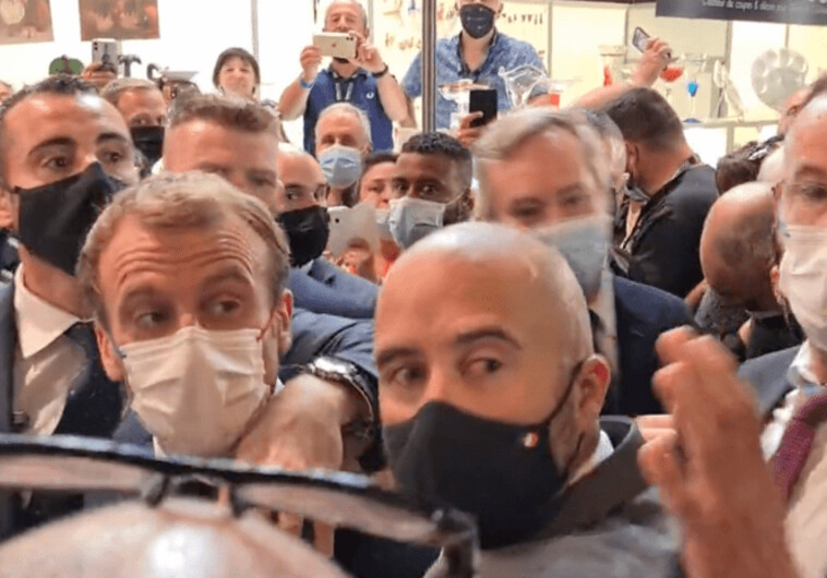 В президента Франции бросили яйцо во время визита в Лион (Видео)