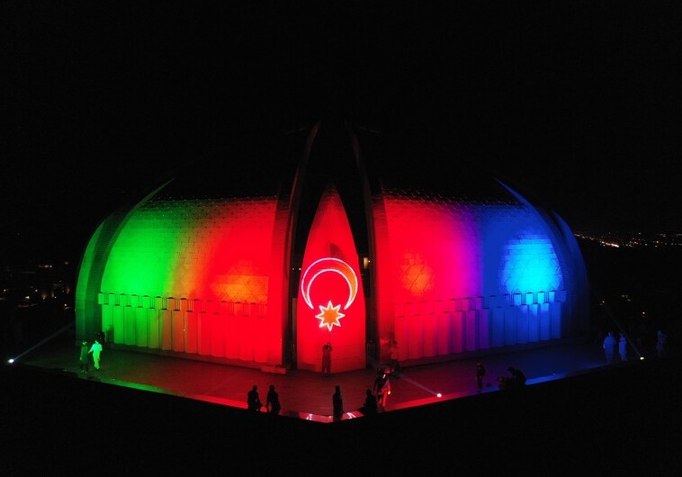 Пакистанский монумент освещен цветами азербайджанского флага (Фото)