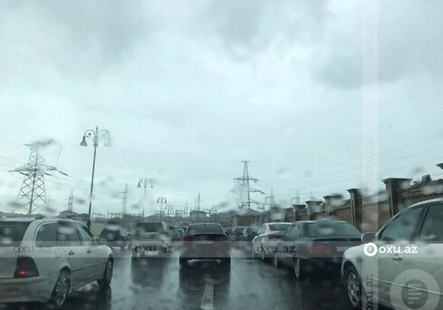 Дождь затруднил движение транспорта в Баку – На ряде дорог снижен предел скорости (Видео)
