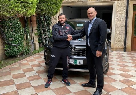 Азербайджанскому спортсмену подарили автомобиль (Фото)